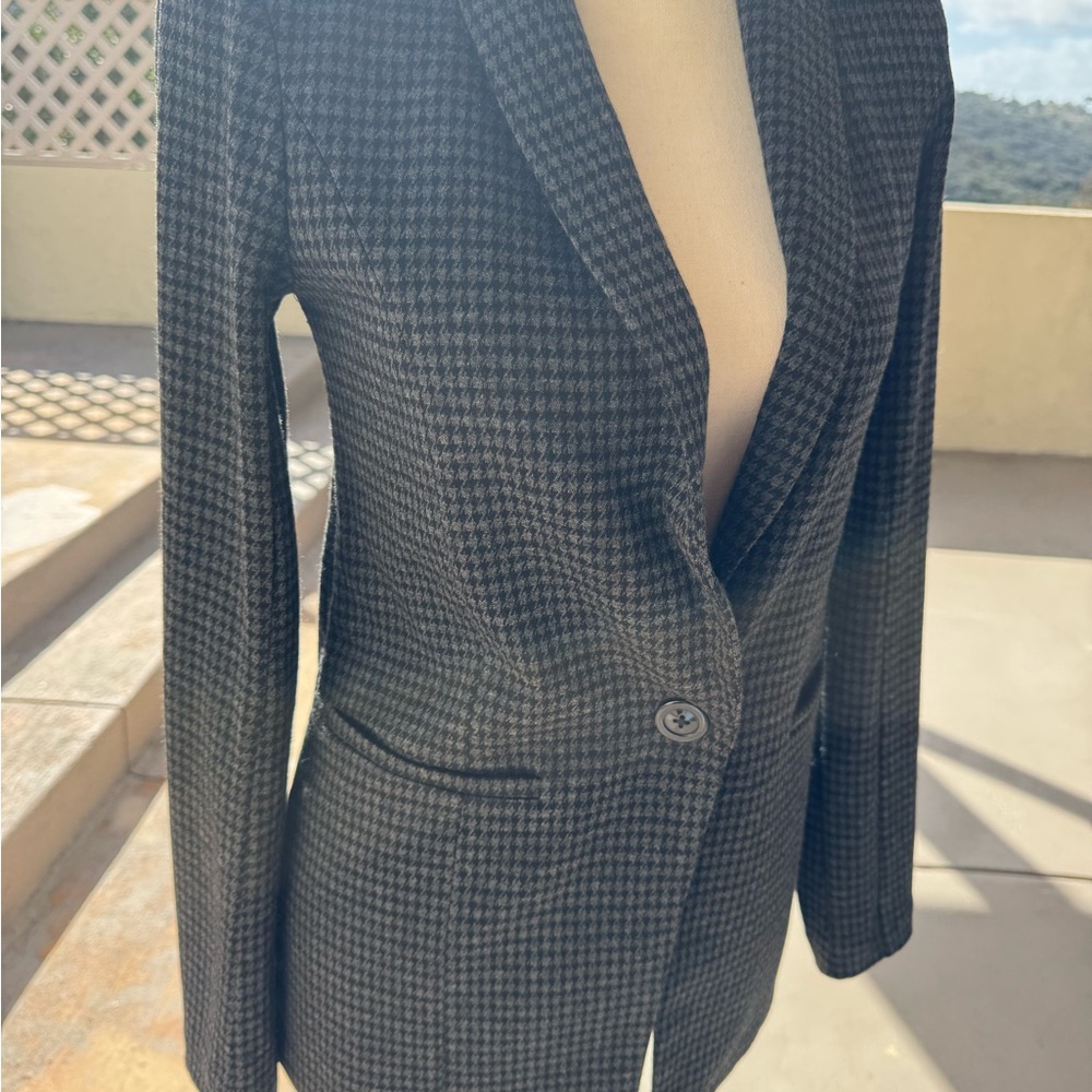Saks Fifth Avenue Black and Gray Houndstooth Jacket 16.5’ armpit to armpit
